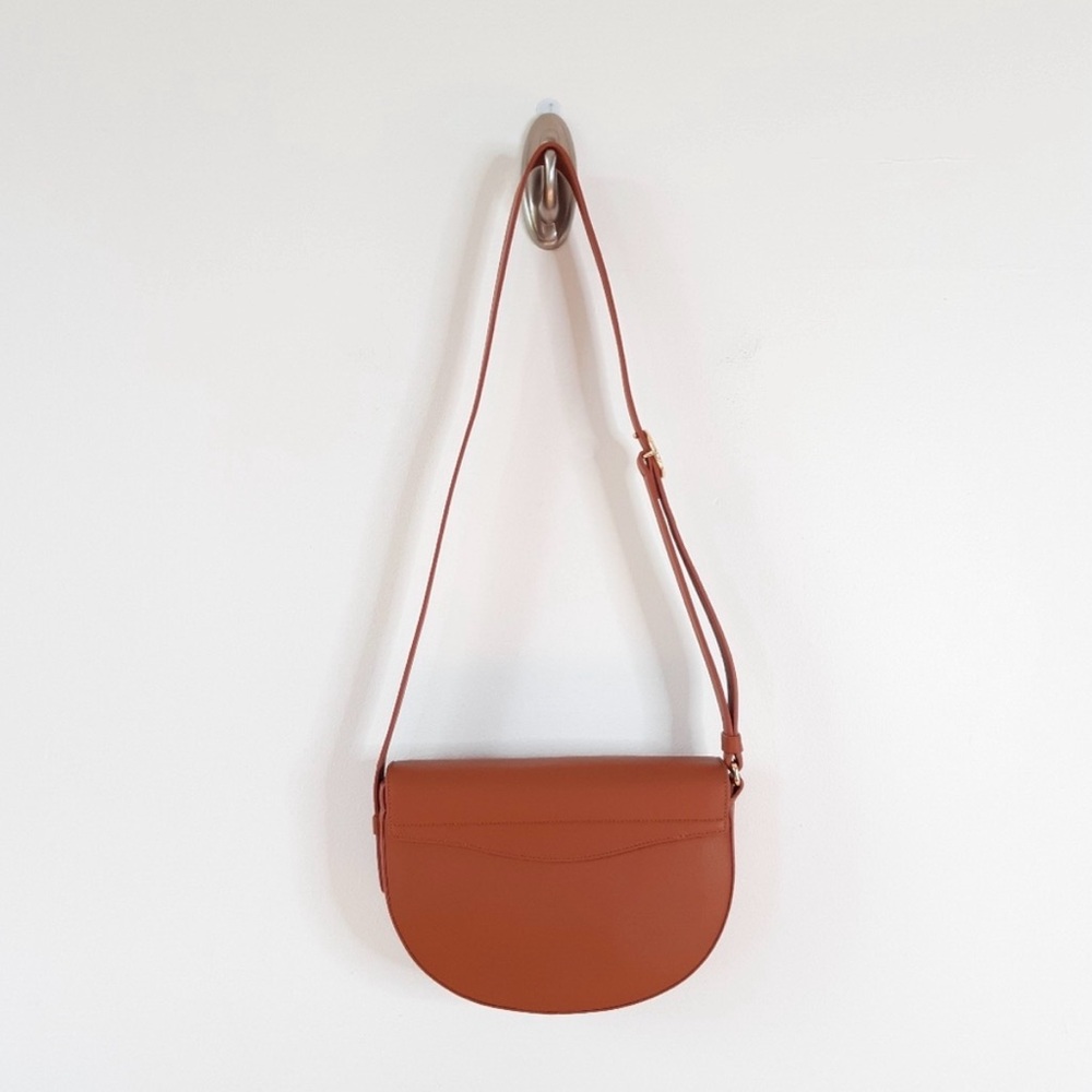 CUYANA | Discontinued Half-Moon Shoulder Bag • Caramel — Full Grain Leather - Picture 3 of 7